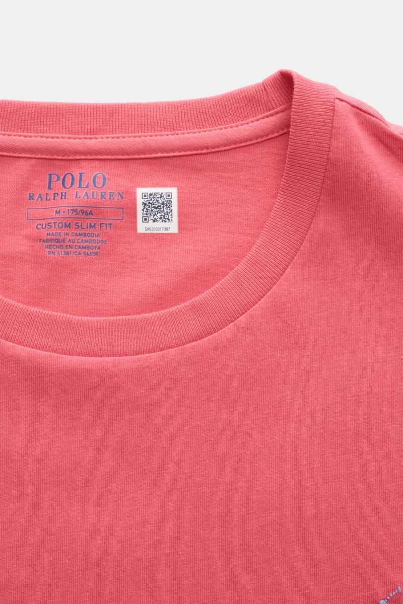 Close-up front view of Polo Ralph Lauren Crew neck T-shirt light red, showing soft pure cotton fabric with extra slim fit and signature logo stitching.

A sporty classic: This soft T-shirt in pure cotton by POLO RALPH LAUREN combines the iconic logo st