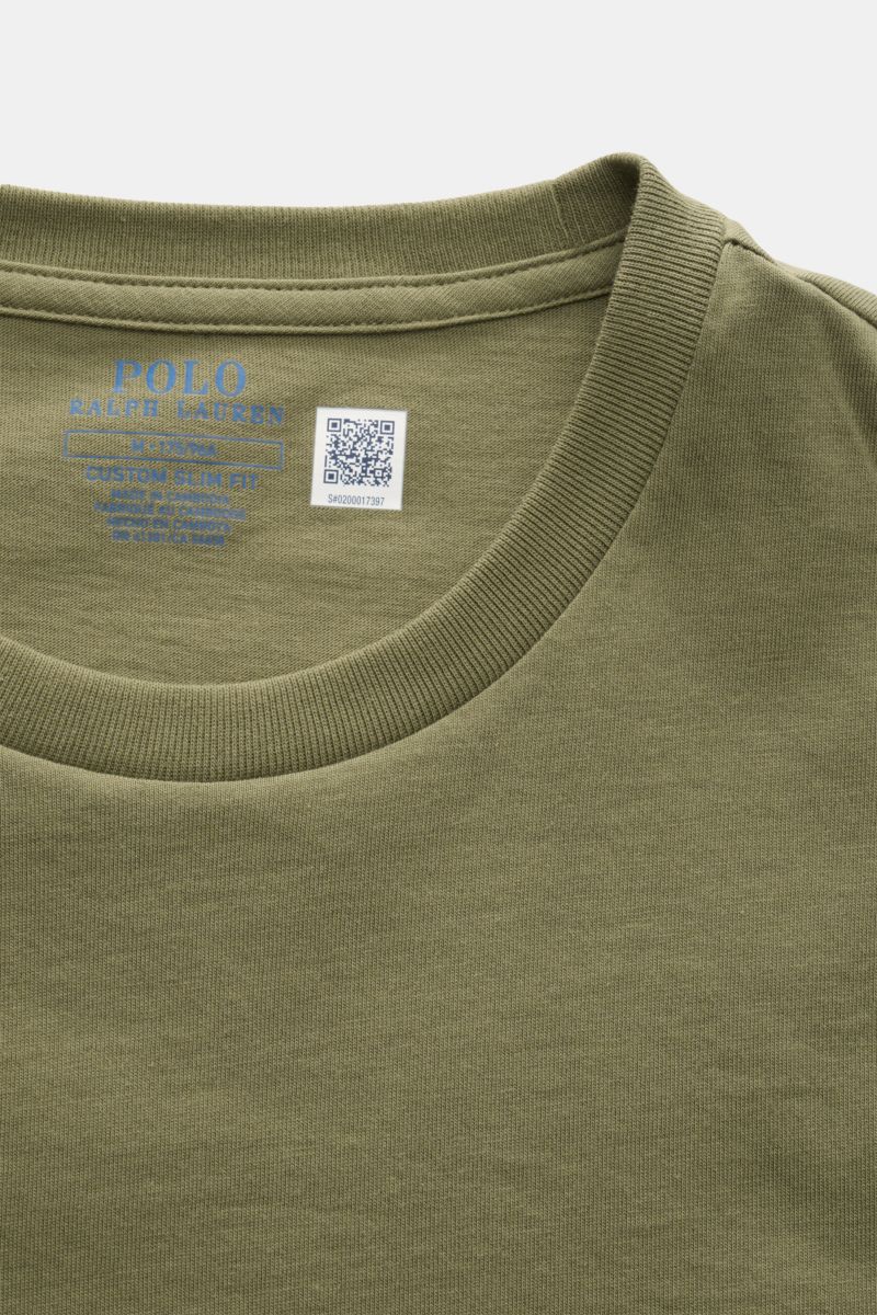 Close-up front view of Polo Ralph Lauren Crew neck T-shirt olive showing neckline, fabric texture, and inner label details.

A sporty classic: This soft T-shirt in pure cotton by POLO RALPH LAUREN combines the iconic logo stitching with a slim silhouet