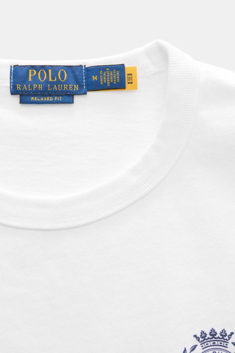 Nahaufnahme von Polo Ralph Lauren Rundhals-T-Shirt weiß, reine Baumwolle, Regular Fit, Rundhalsausschnitt, Logo-Print, fotografiert von oben.