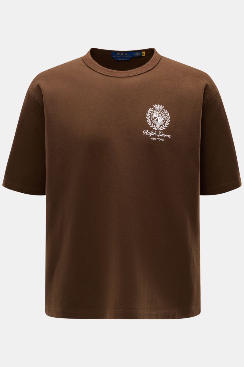 Polo Ralph Lauren Rundhals-T-Shirt dunkelbraun in Frontansicht, Regular Fit, reine Baumwolle, schwer, mit weißem Logo-Print auf der Brust.