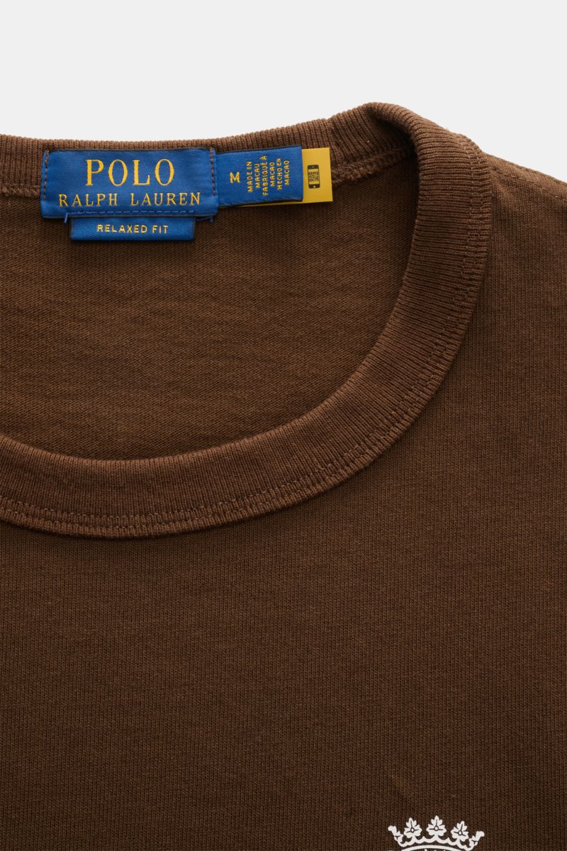 Polo Ralph Lauren Rundhals-T-Shirt dunkelbraun, Detailaufnahme von oben, reine Baumwolle, Regular Fit, Logo-Print, schwere Qualität.