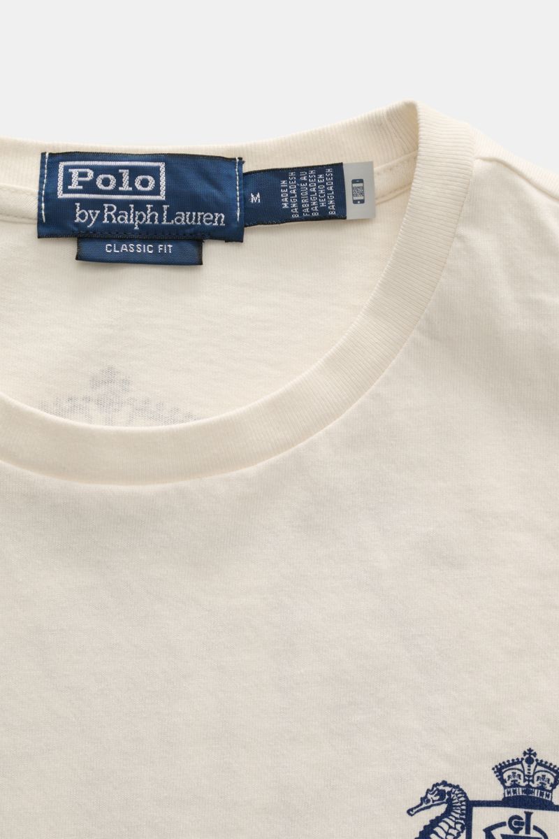 Nahaufnahme des Kragens und Labels des Polo Ralph Lauren Rundhals-T-Shirt offwhite, weicher Jersey, Classic Fit, maritimer Print.