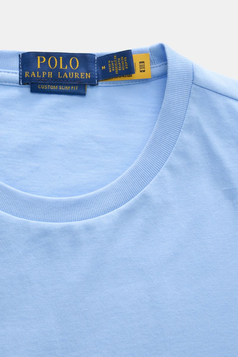 Polo Ralph Lauren Rundhals-T-Shirt hellblau, Detailansicht Kragen und Label, weiche Baumwolle, Regular Fit, großer Polo-Bear-Print.