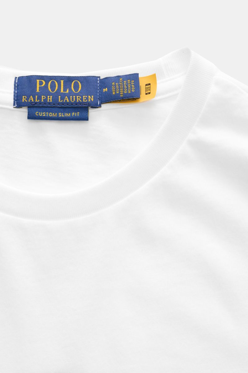 Das Bild zeigt eine Nahaufnahme aus schräger Perspektive des weißen Polo Ralph Lauren Rundhals-T-Shirts mit weichem Jersey und sichtbarem Label.