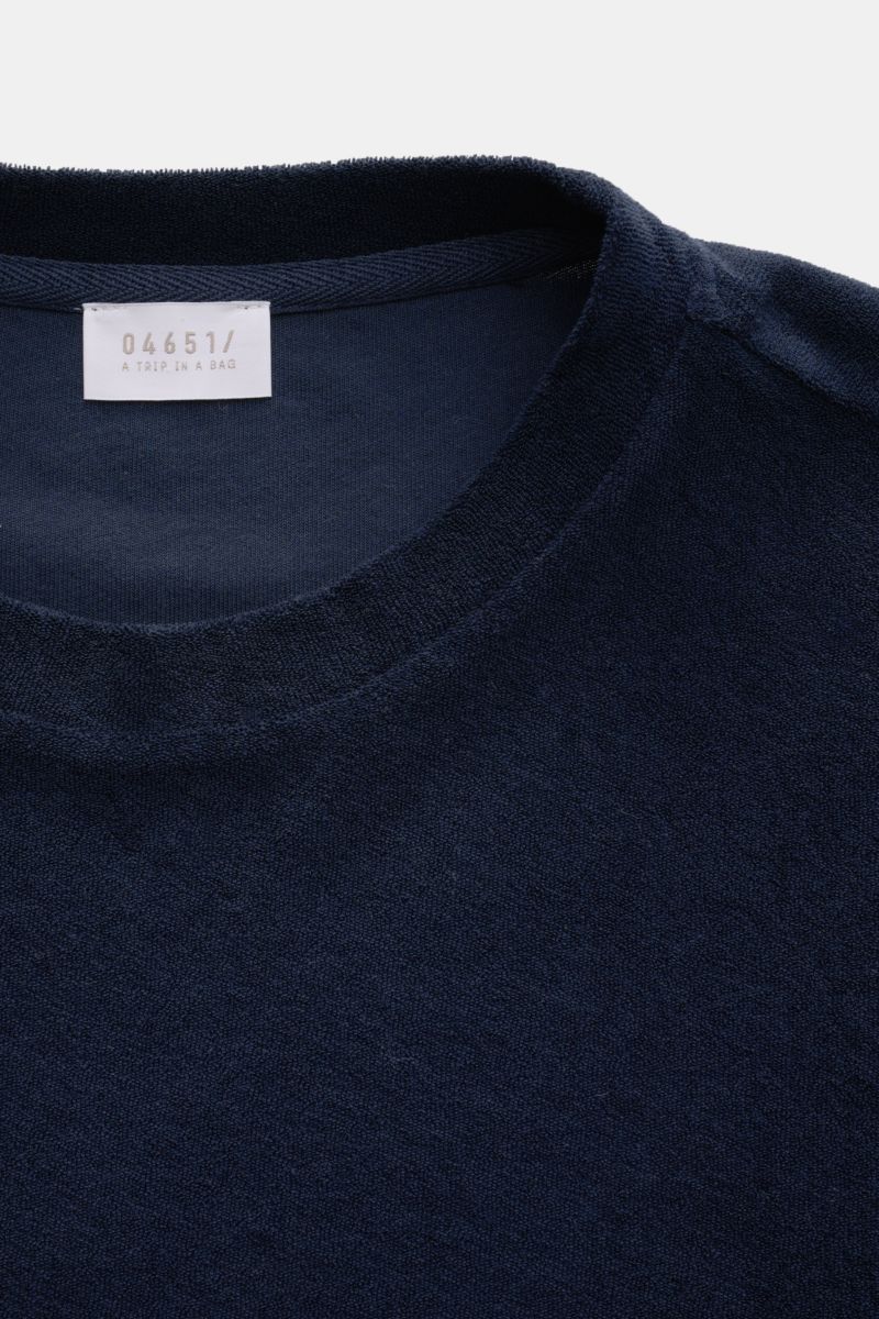 Close-up front view of the 04651/ A trip in a bag Terry T-shirt 'Terry Tee' navy, a soft terrycloth pure cotton crew neck with regular fit.

The clean T-shirt 'Terry Tee' by 04651/ A TRIP IN A BAG is made of soft terry in pure cotton fabric and is the 