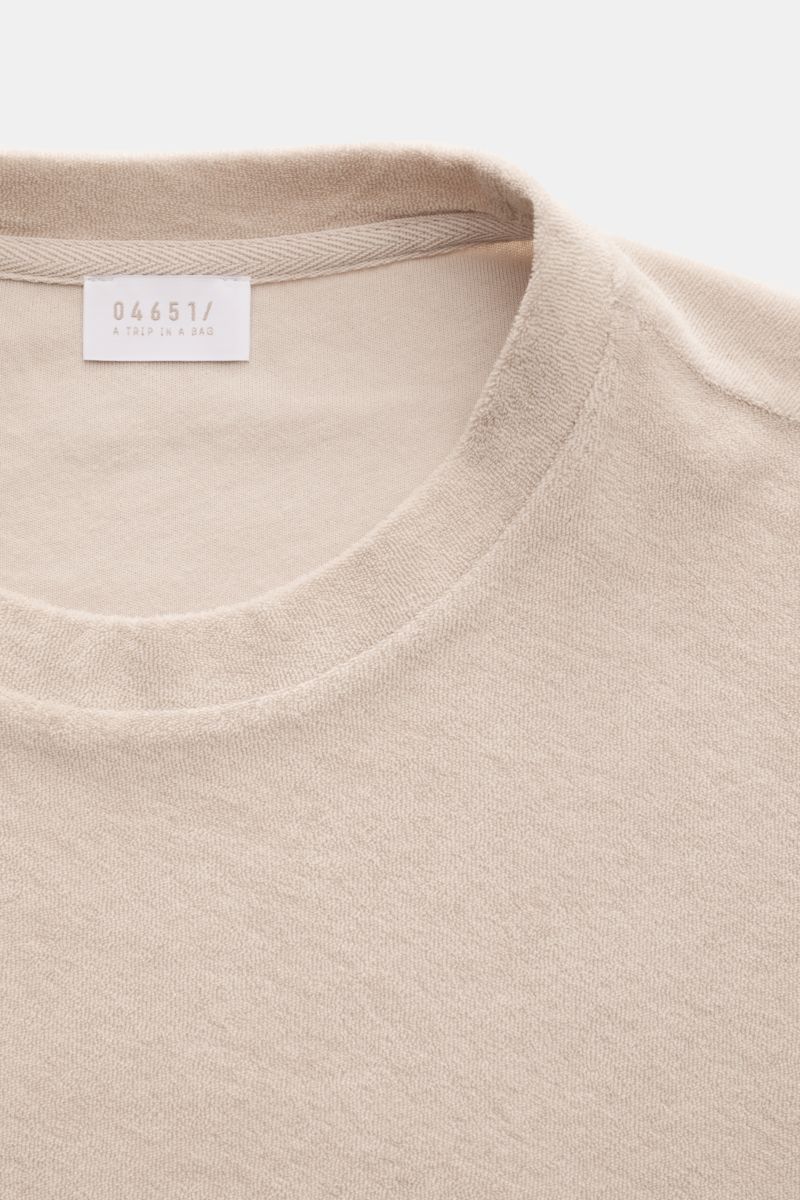 Close-up front view of 04651/ A trip in a bag Terry T-shirt 'Terry Tee' beige showing soft terrycloth fabric and crew neck.

The clean T-shirt 'Terry Tee' by 04651/ A TRIP IN A BAG is made of soft terry in pure cotton fabric and is the perfect everyday