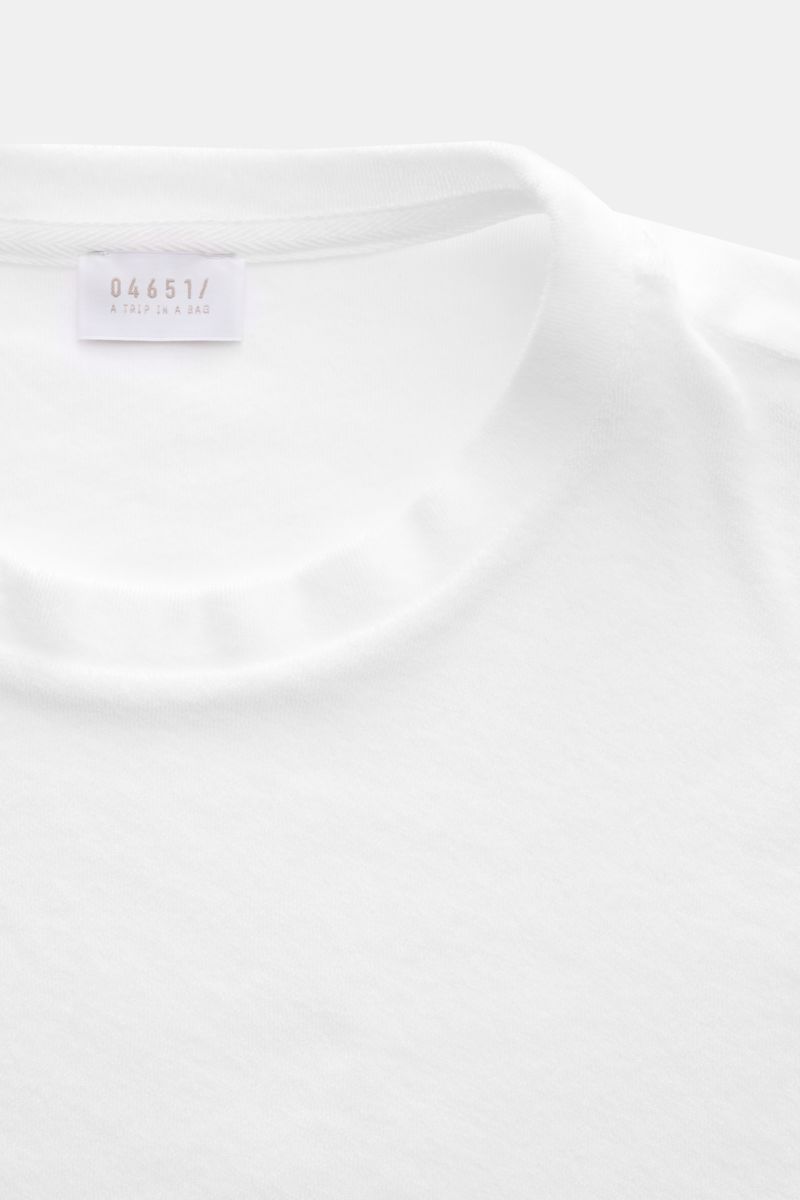 Close-up front view of the 04651/ A trip in a bag Terry T-shirt 'Terry Tee' white showing a crew neck and label inside the collar.

The clean T-shirt 'Terry Tee' by 04651/ A TRIP IN A BAG is made of soft terry in pure cotton fabric and is the perfect e