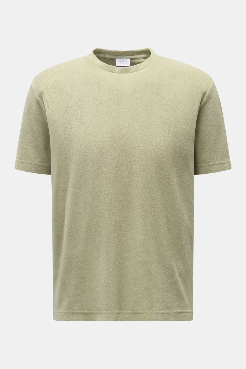 Front view of the 04651/ A trip in a bag Terry T-shirt 'Terry Tee' sage in soft pure cotton terrycloth, crew neck, regular fit, with a small woven label in the side seam.  
The clean T-shirt 'Terry Tee' by 04651/ A TRIP IN A BAG is made of soft terry i