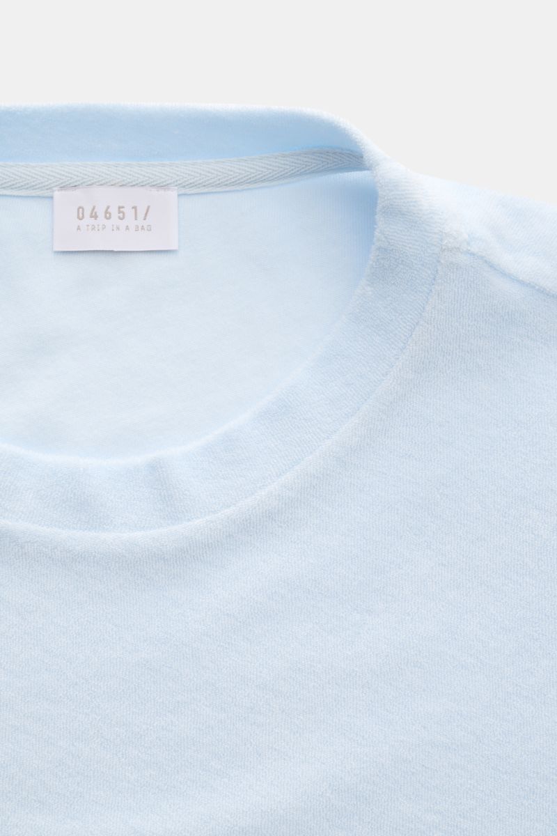 Close-up front view of 04651/ A trip in a bag Terry T-shirt 'Terry Tee' pastel blue, made of soft pure cotton terrycloth with a crew neck.

The clean T-shirt 'Terry Tee' by 04651/ A TRIP IN A BAG is made of soft terry in pure cotton fabric and is the p