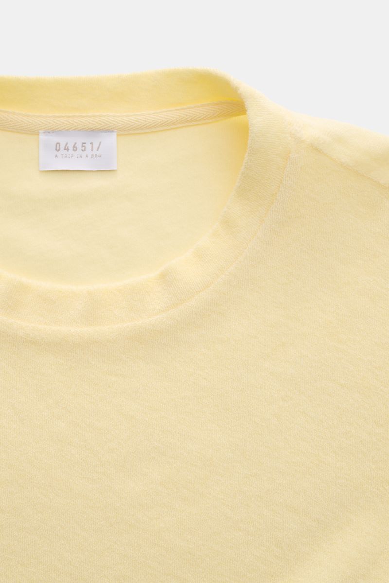 04651/ A trip in a bag Frottee T-Shirt 'Terry Tee' pastellgelb, Nahaufnahme von Rundhalsausschnitt, weiches Frottee aus reiner Baumwolle, Regular Fit, kleines Weblabel in Seitennaht.