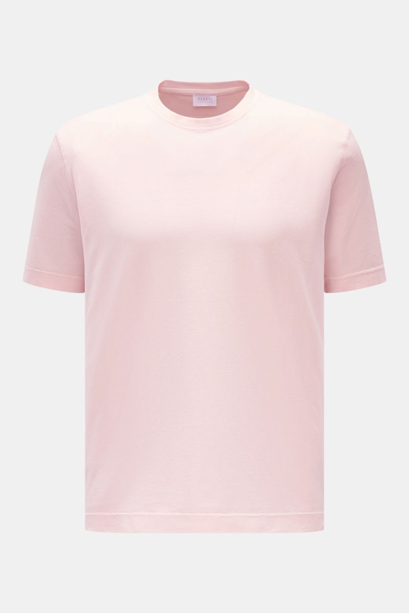 Frontale Nahaufnahme des 04651/ A trip in a bag Rundhals-T-Shirts rosé, Jersey aus reiner Baumwolle, weicher Griff, Regular Fit, Rundhalsausschnitt, kleines Weblabel.