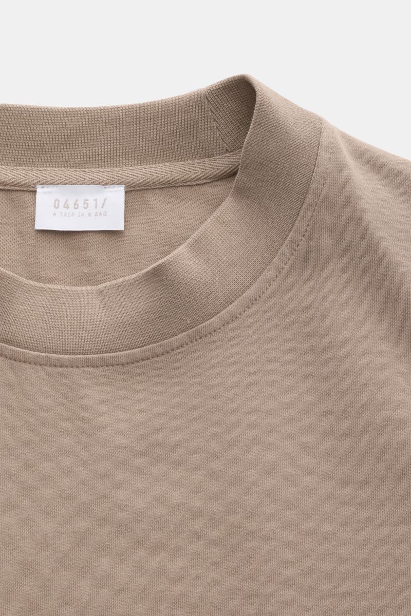 Nahe Aufnahme des taupefarbenen 04651/ A trip in a bag Rundhals-T-Shirts, robustes Basic aus schwerem Baumwoll-Jersey mit kleinem Weblabel.