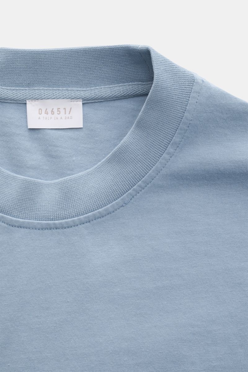 04651/ A trip in a bag Rundhals-T-Shirt rauchblau, Nahaufnahme von Rundhalsausschnitt, Weblabel sichtbar, aus schwerem Baumwoll-Jersey, Regular Fit, griffig.