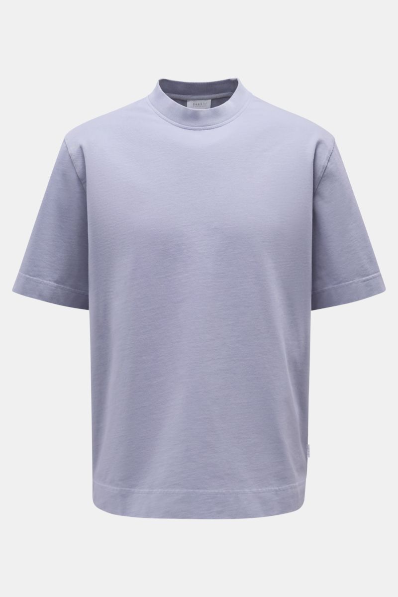 Frontale Nahaufnahme eines lavenderfarbenen 04651/ A trip in a bag Rundhals-T-Shirts aus schwerem Baumwoll-Jersey mit kleinem Weblabel.