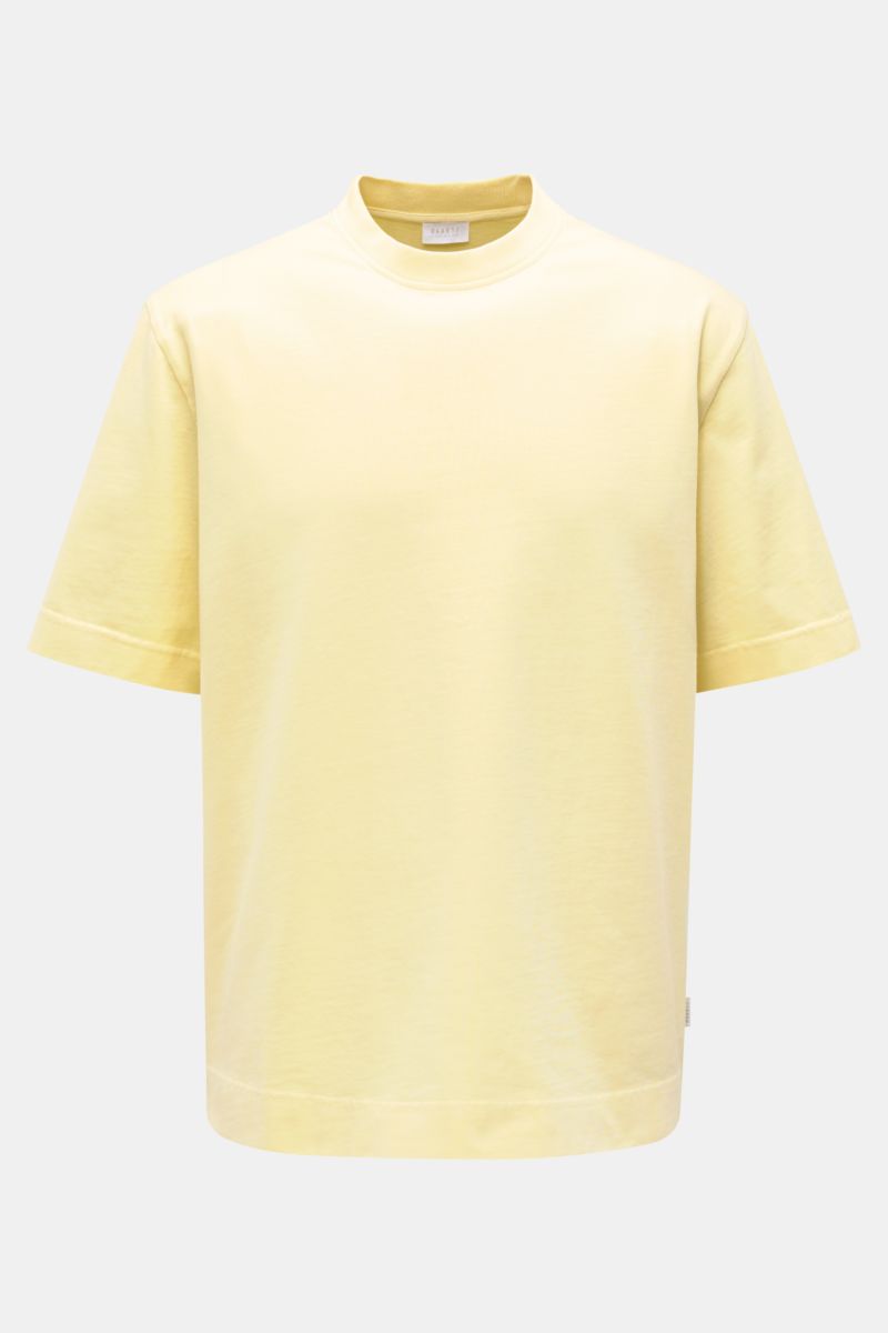 Frontale Nahaufnahme des 04651/ A trip in a bag Rundhals-T-Shirts pastellgelb aus robuster, schwerer Baumwolle mit Regular Fit, Rundhalsausschnitt und kleinem Weblabel.