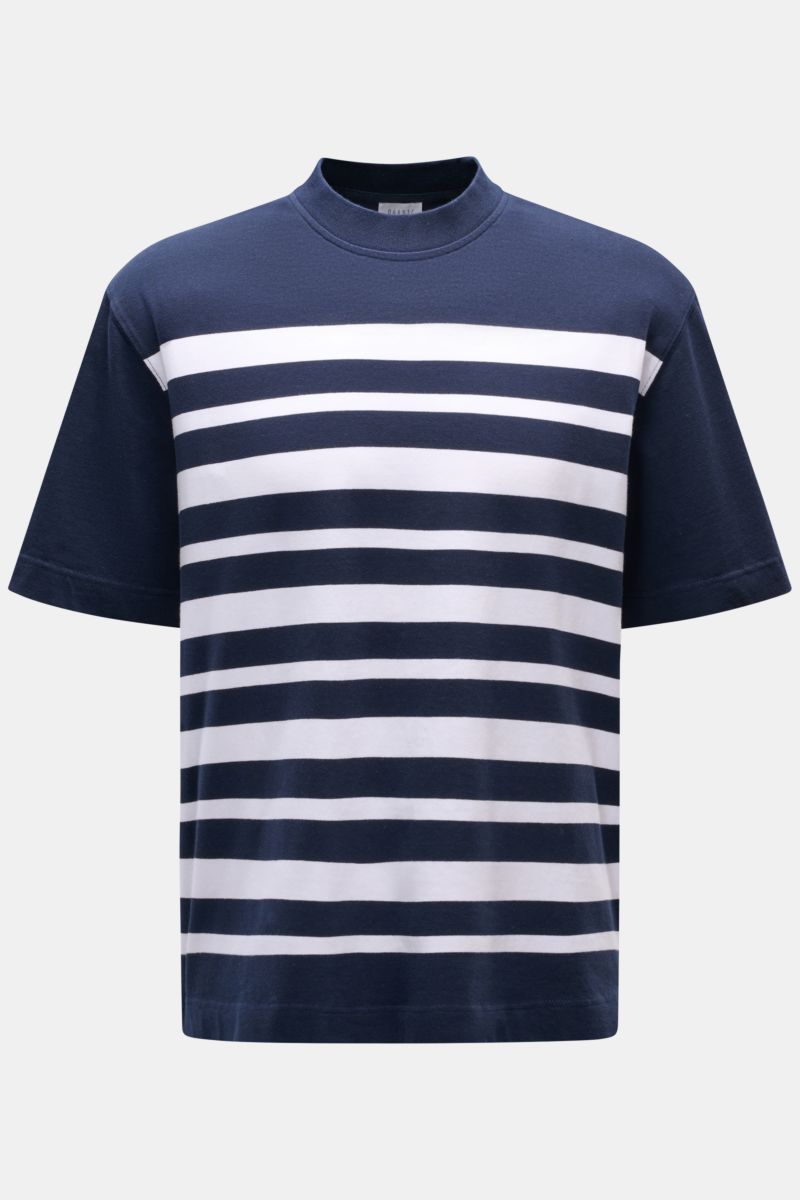 Frontansicht des 04651/ A trip in a bag Rundhals-T-Shirt 'Nunu' navy/weiß gestreift aus schwerem Baumwoll-Jersey mit klassischem Streifenmuster, Regular Fit, Rundhalsausschnitt und kleinem Weblabel – maritime Sommervibes.