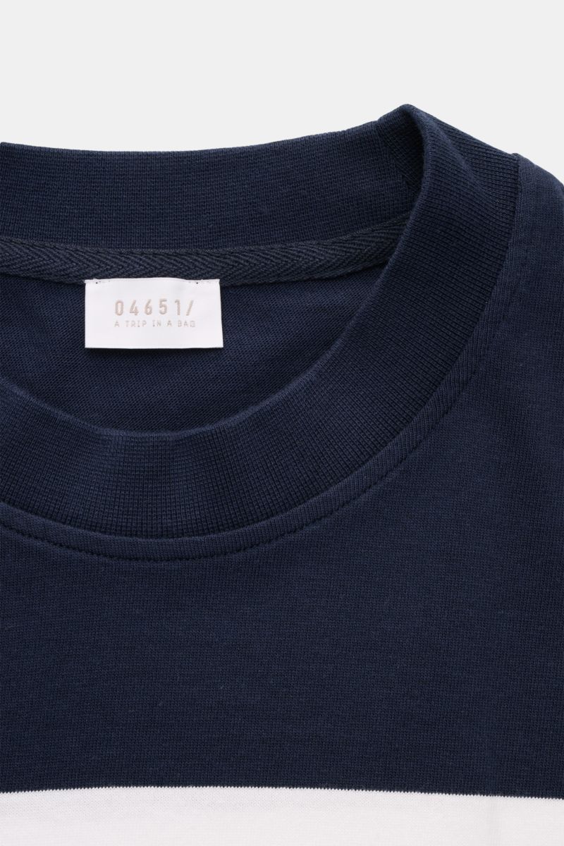 Nahaufnahme des Rundhalsausschnitts von 04651/ A trip in a bag Rundhals-T-Shirt 'Nunu' navy/weiß gestreift, schwere Baumwolle, weicher Griff.