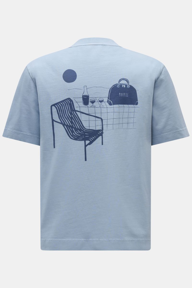 Rear view of 04651/ A trip in a bag T-shirt 'Nunu' smoky blue showing a minimalist holiday print with chair, bottle, glasses, and bag.

A basic with a print accent: With its minimalist holiday print, this T-shirt by 04651/ A TRIP IN A BAG makes a moder