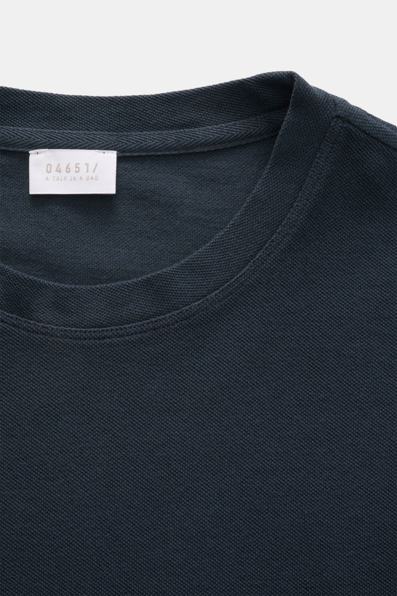 Close-up front view of the navy 04651/ A trip in a bag Piqué T-shirt showing the crew neck, woven label, and textured piqué cotton fabric.

Summer essential: This piqué T-shirt from 04651/ A TRIP IN A BAG is a versatile staple that's perfect for warm d