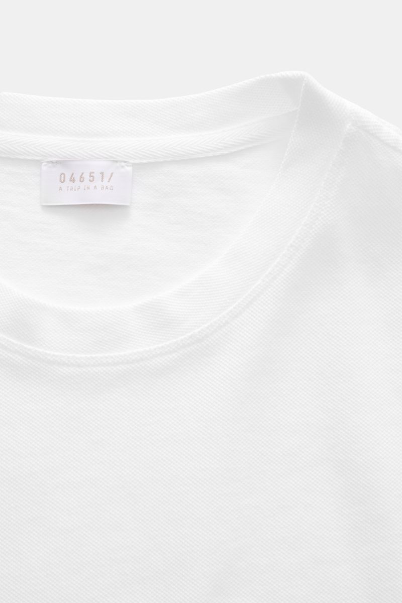 Close-up top-down view of the neckline and label of the 04651/ A trip in a bag Piqué T-shirt white, showcasing pure piqué cotton texture and ribbed bands.

Summer essential: This piqué T-shirt from 04651/ A TRIP IN A BAG is a versatile staple that's pe