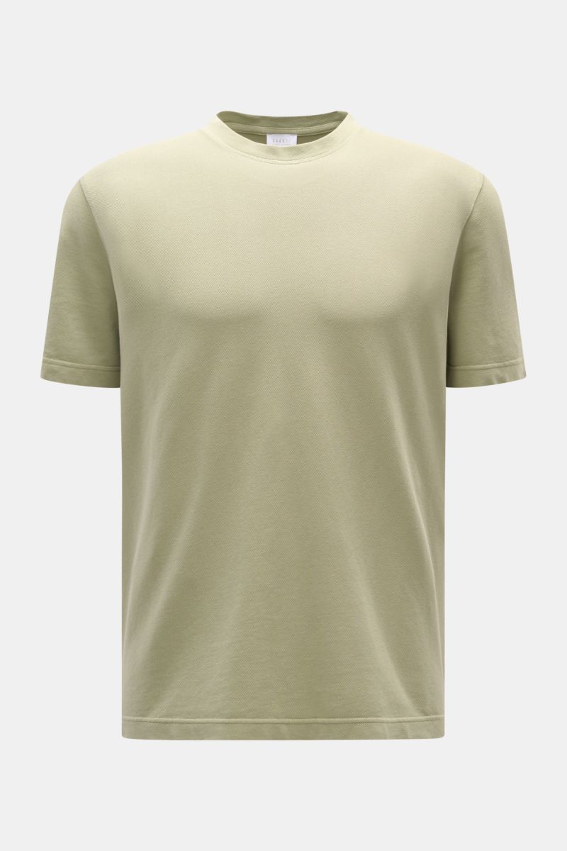 Front view of the 04651/ A trip in a bag Piqué T-shirt sage in light green with crew neck and short sleeves, pure piqué cotton.

Summer essential: This piqué T-shirt from 04651/ A TRIP IN A BAG is a versatile staple that's perfect for warm days.
