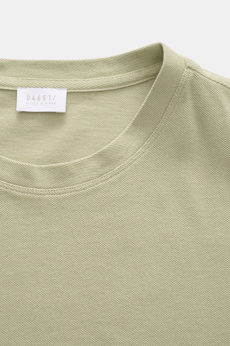 Close-up front view of the 04651/ A trip in a bag Piqué T-shirt sage, showing crew neck and woven label inside.

Summer essential: This piqué T-shirt from 04651/ A TRIP IN A BAG is a versatile staple that's perfect for warm days.

Pure piqu