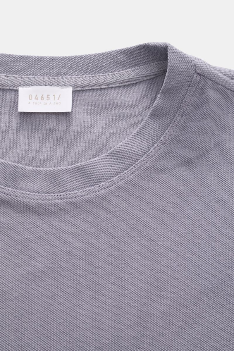 Close-up front view of the 04651/ A trip in a bag Piqué T-shirt lavender showing the crew neck and woven label.

Description:
Summer essential: This piqué T-shirt from 04651/ A TRIP IN A BAG is a versatile staple that's perfect for warm days.

