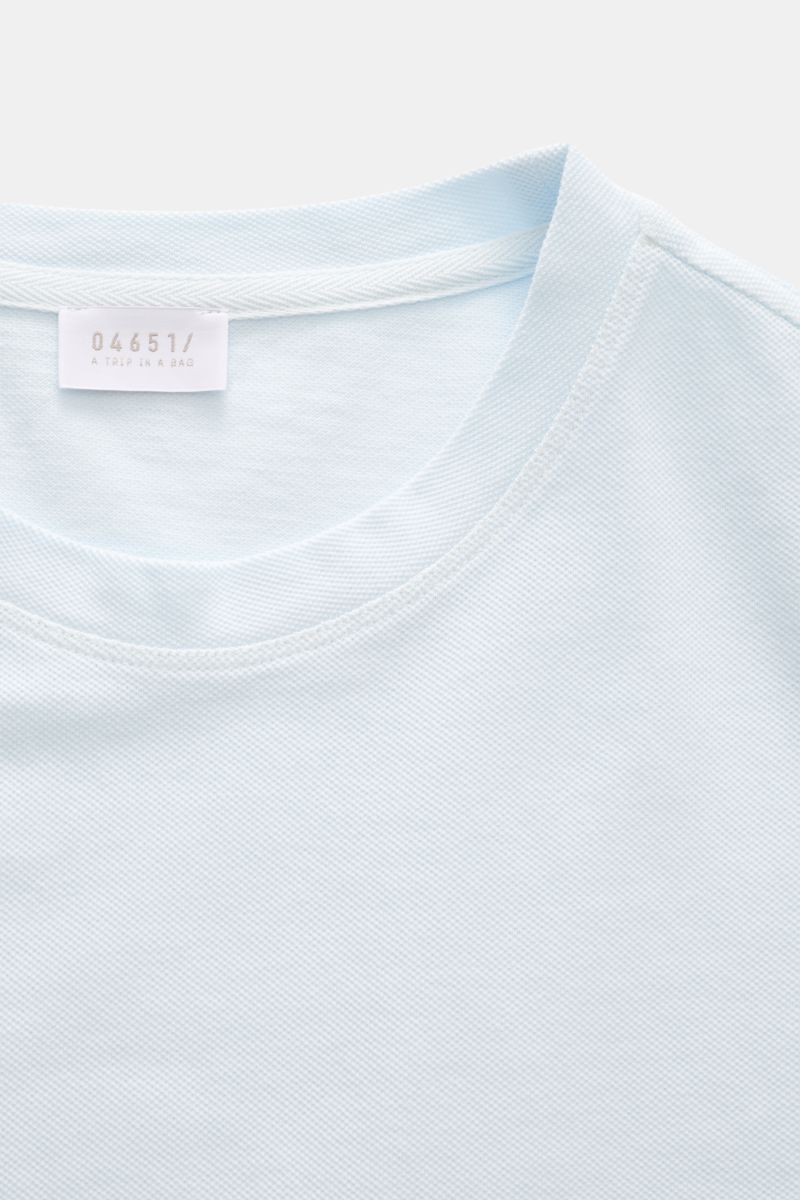 Close-up front view of the pastel blue 04651/ A trip in a bag Piqué T-shirt showing the crew neck and woven label inside.

Summer essential: This piqué T-shirt from 04651/ A TRIP IN A BAG is a versatile staple that's perfect for warm days.

