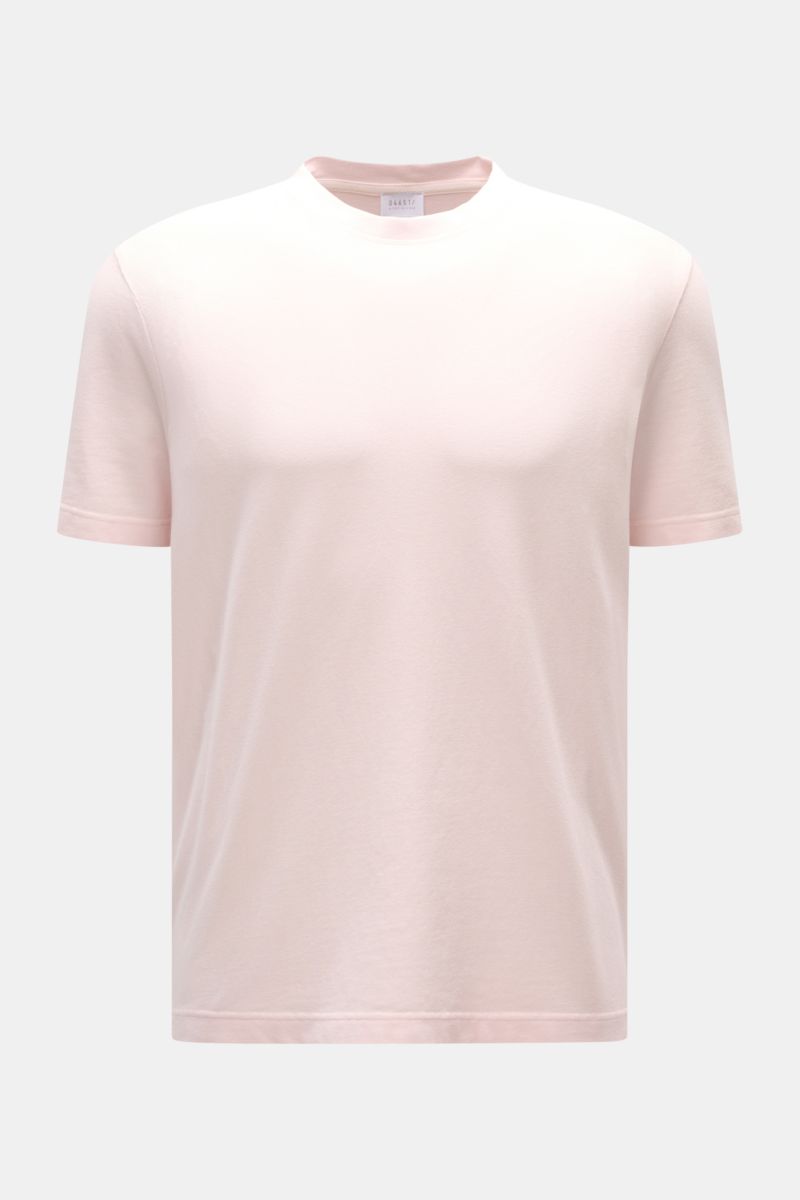 Front view of the 04651/ A trip in a bag Piqué T-shirt rose, a slim fit summer essential in pure piqué cotton with crew neck and ribbed bands.

Summer essential: This piqué T-shirt from 04651/ A TRIP IN A BAG is a versatile staple that's perfect for wa