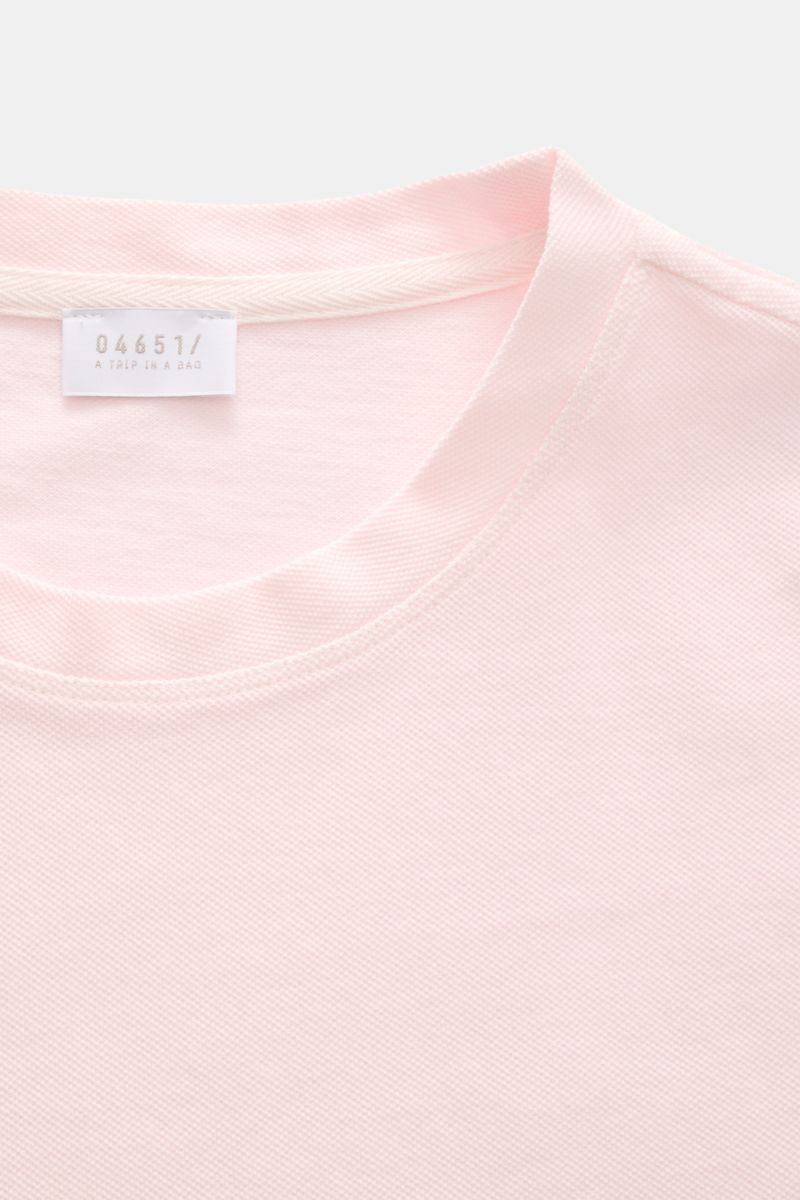 Close-up front view of 04651/ A trip in a bag Piqué T-shirt rose showing crew neck and label, summer essential slim fit.