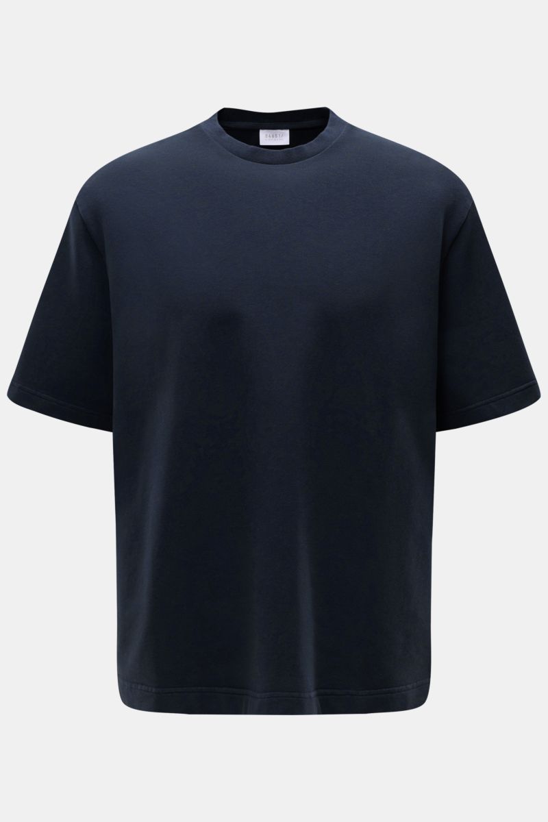 Front view of the 04651/ A trip in a bag Crew neck T-shirt 'If Tee' navy, an oversized fit cotton jersey T-shirt with crew neck and soft, heavy fabric.

The uncomplicated cotton T-shirt 'IF Tee' by 04651/ A TRIP IN A BAG is a core basic for the new sea