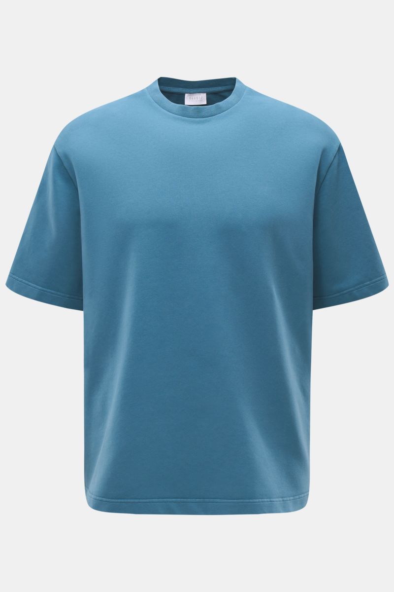 Front view of the 04651/ A trip in a bag Crew neck T-shirt 'If Tee' teal, oversized fit, elasticated cotton jersey, soft, heavy fabric.

Description: The uncomplicated cotton T-shirt 'IF Tee' by 04651/ A TRIP IN A BAG is a core basic for the new season