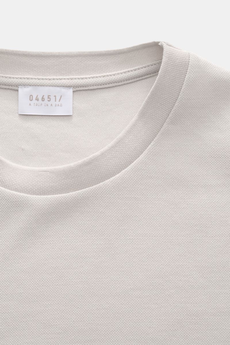 Nahaufnahme vom Rundhalsausschnitt des 04651/ A trip in a bag Piqué-T-Shirt 'TP' hellgrau aus reiner Baumwolle mit komfortablen Rippbündchen und kernigem Griff, Slim Fit, Weblabel in der Seitennaht, fotografiert von oben.