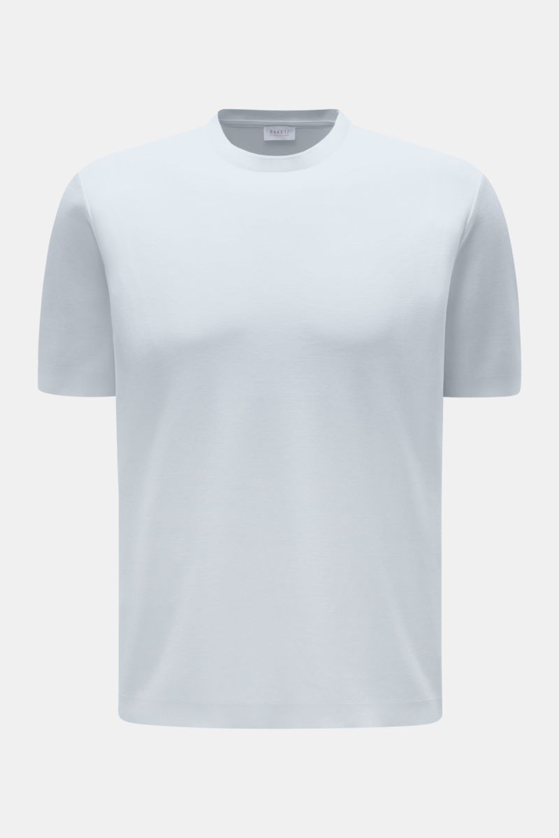 Frontansicht des 04651/ A trip in a bag Piqué-T-Shirts 'TP' pastellblau aus reiner Baumwolle mit Slim Fit, Rundhalsausschnitt und Rippbündchen.