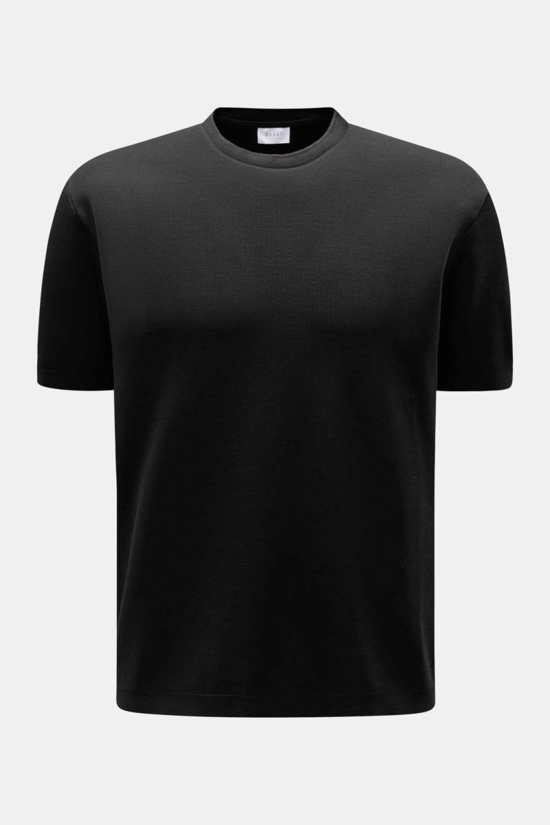 Frontansicht des schwarzen 04651/ A trip in a bag Piqué-T-Shirt 'TP' aus reiner Baumwolle, Slim Fit mit Rundhalsausschnitt und Rippbündchen.