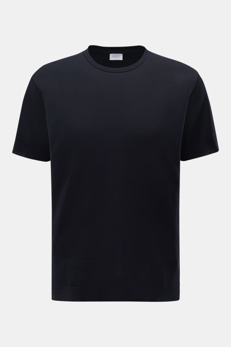 Front-facing view of the 04651/ A trip in a bag Piqué-T-Shirt 'TP' navy, a slim fit, round neck summer essential. Summer Essential: Das Piqué-T-Shirt von 04651/ A TRIP IN A BAG überzeugt an warmen Tagen als vielseitiges Basic.Piqué aus rein