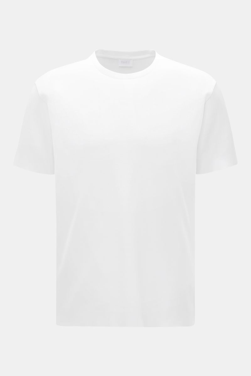 Front view of 04651/ A trip in a bag Piqué-T-Shirt 'TP' weiß, a white slim fit cotton piqué T-shirt with round neckline.

Summer Essential: Das Piqué-T-Shirt von 04651/ A TRIP IN A BAG überzeugt an warmen Tagen als vielseitiges Basic.

Piqu