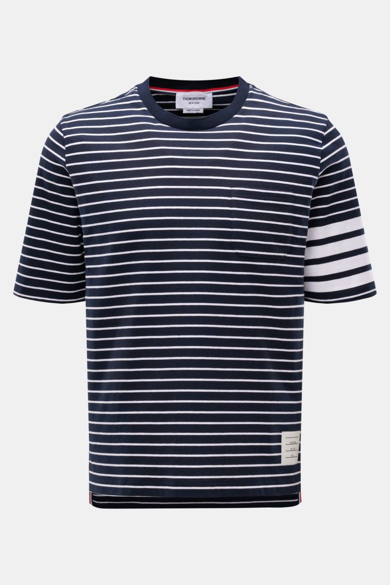 Front view of Thom Browne Rundhals-T-Shirt navy/weiß gestreift with slim fit, round neckline, chest pocket, pure cotton, soft feel, classic stripes, brand stripes on sleeve, and extended back.

Zeitlos maritim: Das T-Shirt von THOM BROWNE aus reiner Ba