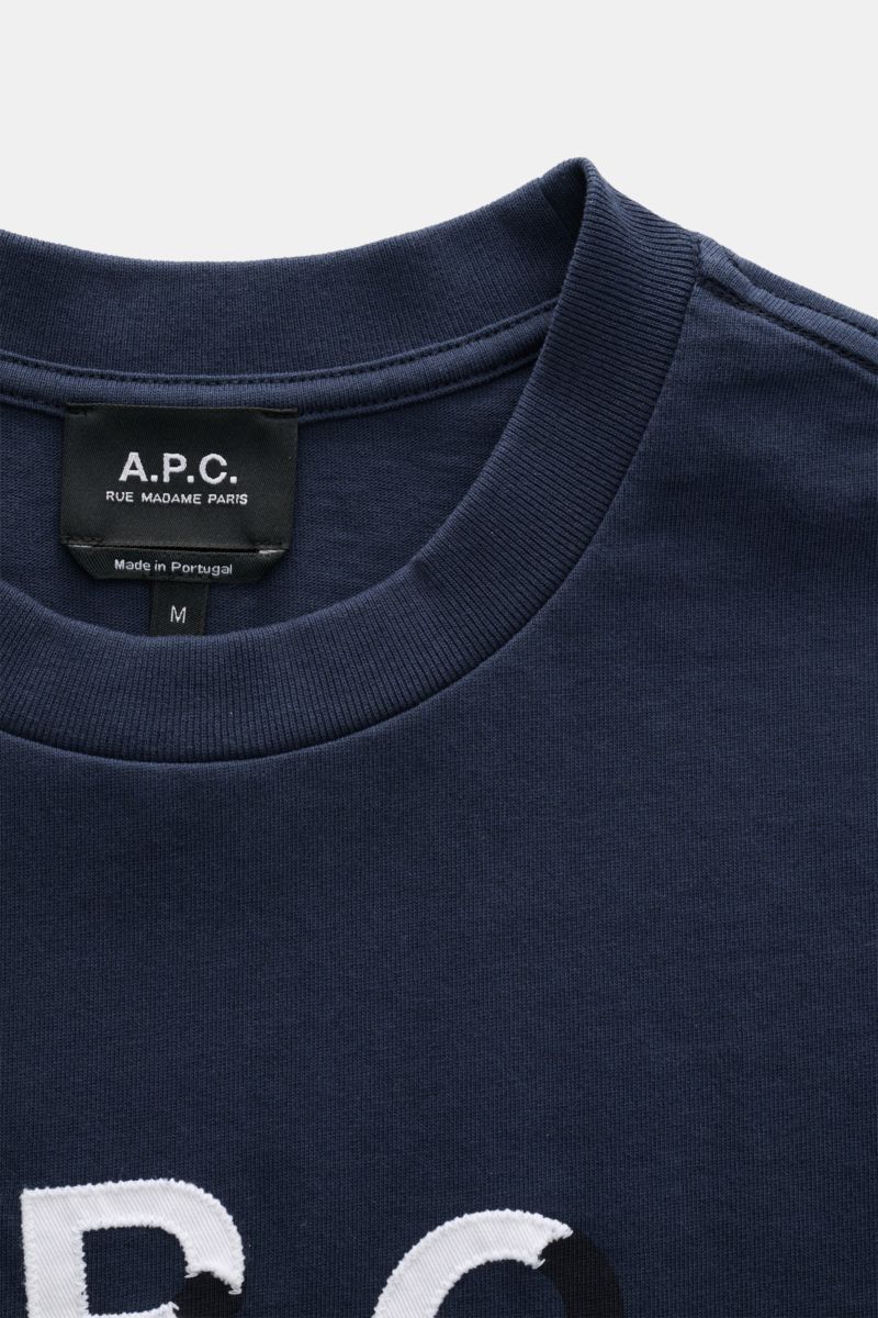 A.P.C. Rundhals-T-Shirt navy shown from a close-up front perspective, featuring soft pure cotton jersey, regular fit, round neckline, and vintage-look logo stitching.

Legere Sommerlooks von A.P.C.: Aus weichem Baumwoll-Jersey gefertigt und mit Logo-St