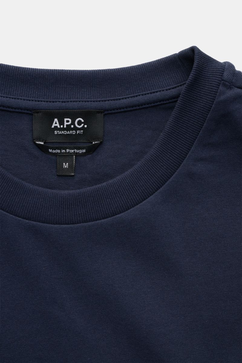 Close-up front view of the collar and label of the A.P.C. Rundhals-T-Shirt 'Standard Rue Madame' dunkelblau in soft cotton jersey.

Clean, cool, A.P.C. – das T-Shirt 'Standard Rue Madame' bringt französisches Understatement auf den Punkt. Gefertigt aus