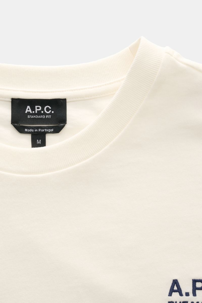 Nahaufnahme des A.P.C. Rundhals-T-Shirts 'Standard Rue Madame' offwhite, von oben fotografiert, weicher Baumwoll-Jersey, Regular Fit, Logo-Stickerei.