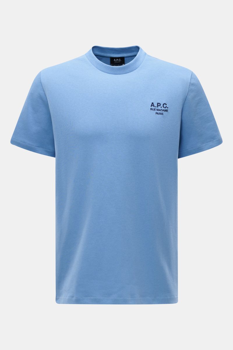 Front view of A.P.C. Rundhals-T-Shirt 'Standard Rue Madame' blau in soft blue cotton jersey with logo embroidery on chest.

Clean, cool, A.P.C. – das T-Shirt 'Standard Rue Madame' bringt französisches Understatement auf den Punkt. Gefertigt aus weichem