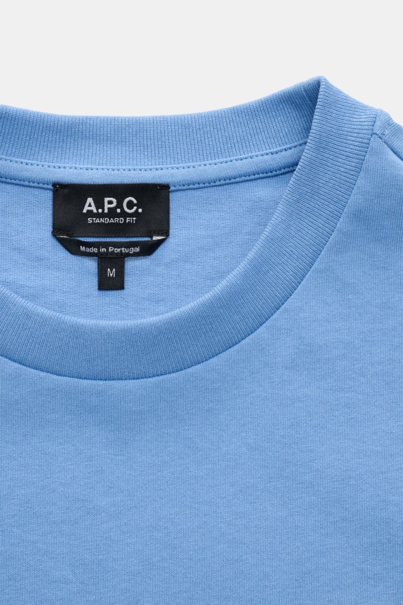 Close-up front view of the A.P.C. Rundhals-T-Shirt 'Standard Rue Madame' blau showing soft blue cotton jersey and black label.

Description:  
Clean, cool, A.P.C. – das T-Shirt 'Standard Rue Madame' bringt französisches Understatement auf den Punkt. Ge