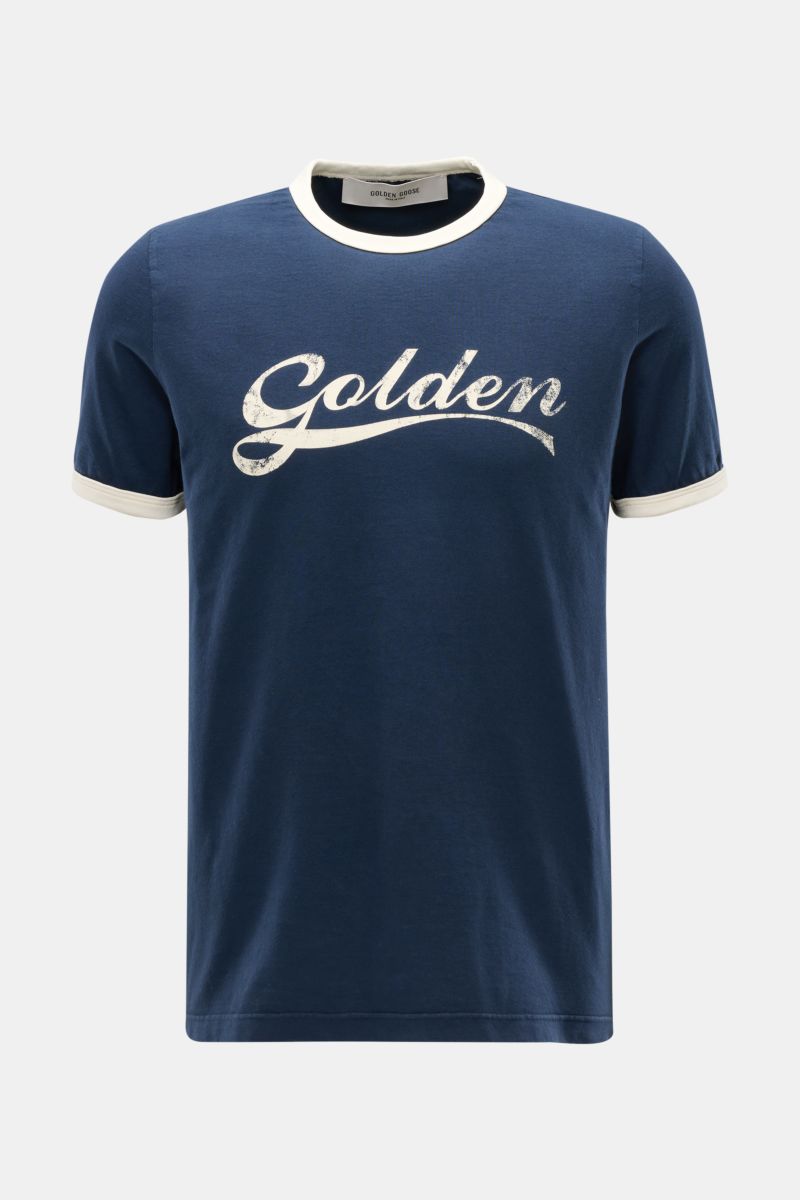 Golden Goose Rundhals-T-Shirt navy/creme shown from the front, navy blue with cream collar and sleeve edges, white 'Golden' print on front. Retro-Sportswear neu interpretiert: Das T-Shirt von GOLDEN GOOSE sorgt mit markantem Print für legere Sommerlook