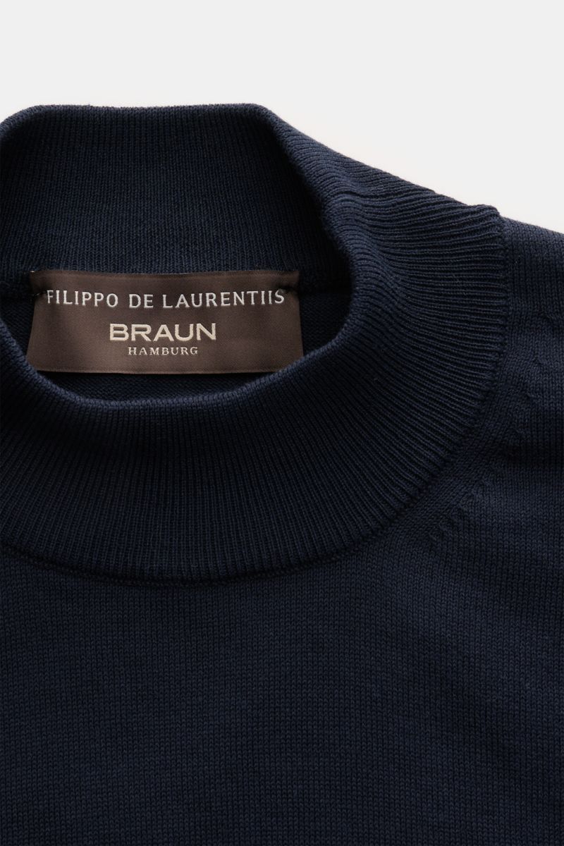 Filippo de Laurentiis Kurzarmpullover navy aus reiner Baumwolle, Slim Fit mit Stehkragen, weichem Griff und feinem Strickbild, Nahaufnahme vom Kragen.