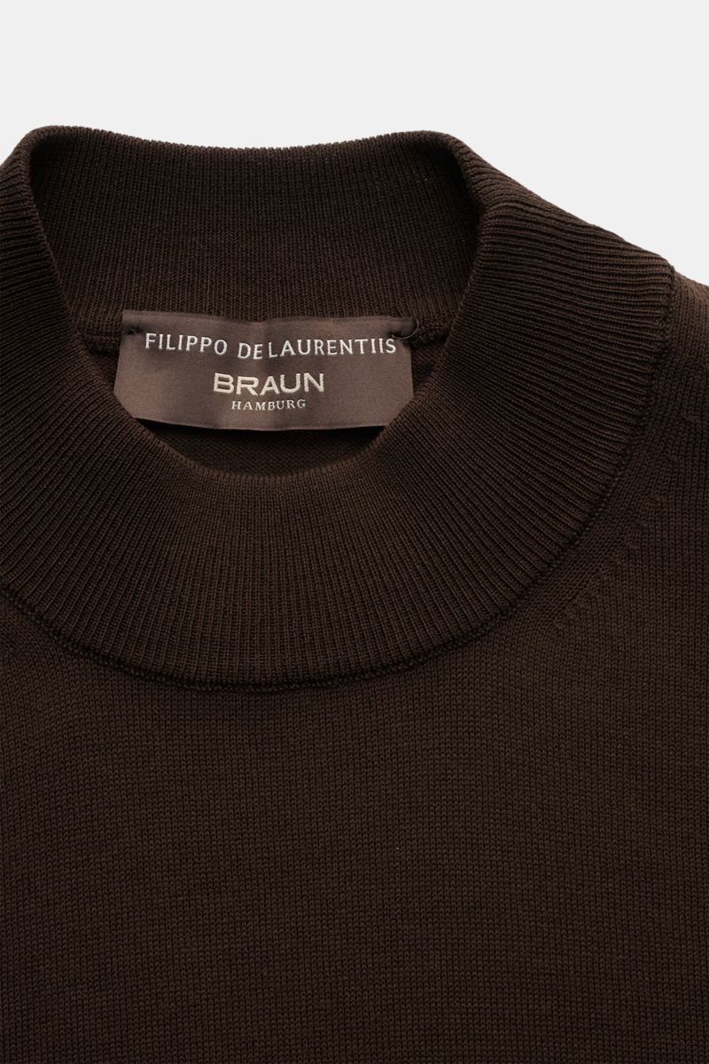 Nahaufnahme des Stehkragens des dunkelbraunen Filippo de Laurentiis Kurzarmpullovers aus weicher, reiner Baumwolle in Slim Fit mit feinem Strickbild.
