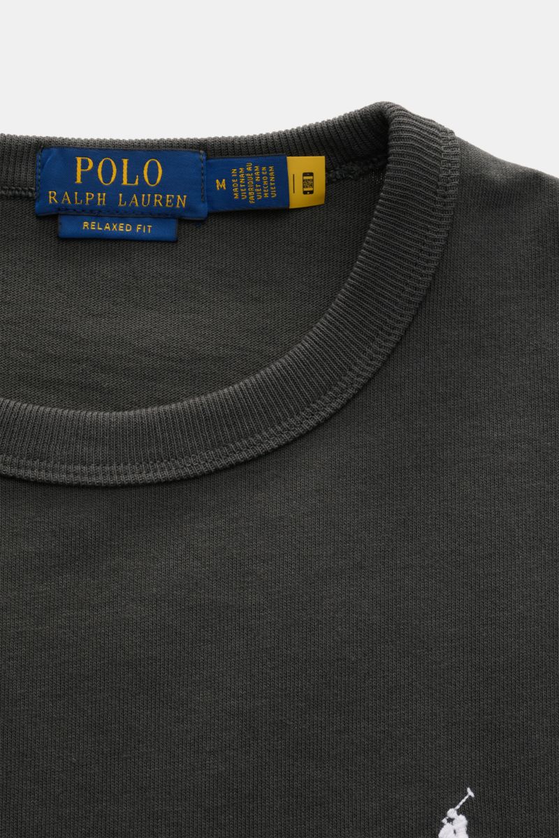 Polo Ralph Lauren Rundhals-T-Shirt dunkelgrau, Detailaufnahme von oben, schwere Baumwolle, Regular Fit, Logo-Stitching Brust und Rückseite.