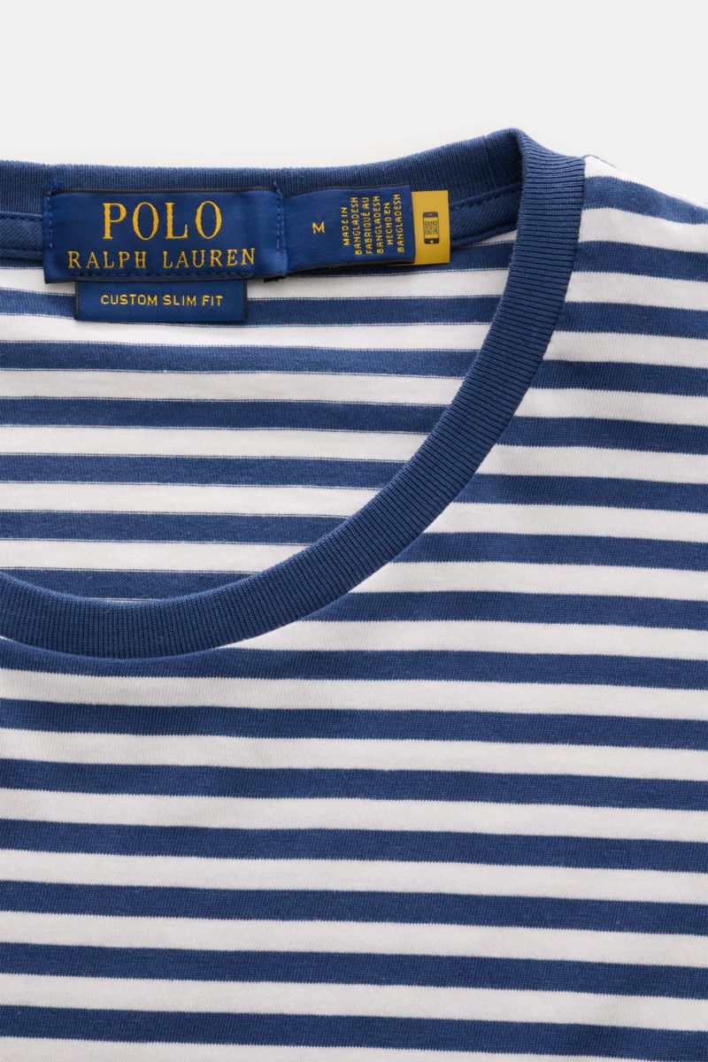 Polo Ralph Lauren Rundhals-T-Shirt dunkelblau/weiß gestreift, Slim Fit, reine Baumwolle, weiche Qualität, Rundhalsausschnitt, Logo-Stitching, Nahaufnahme von oben.