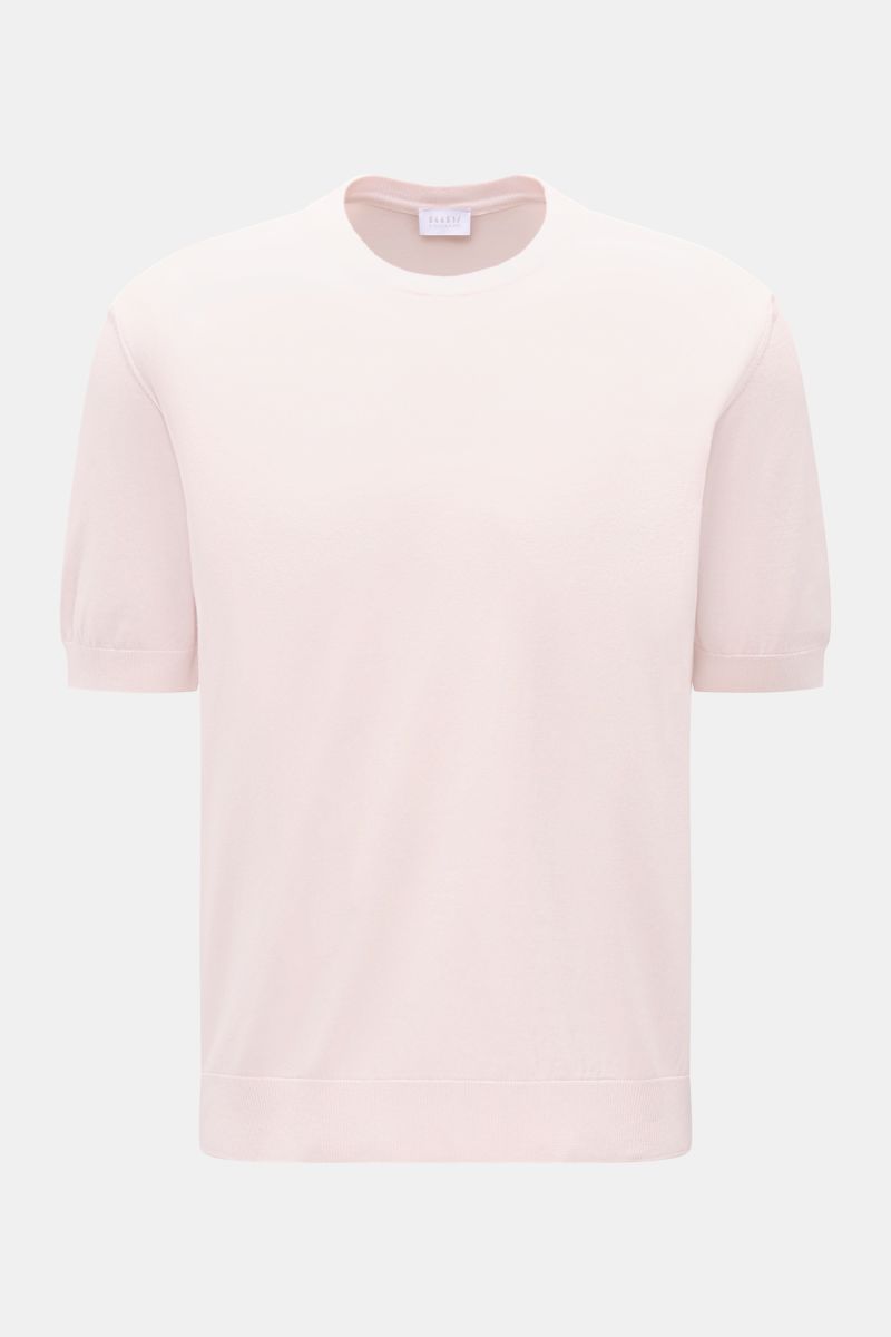 Front view of 04651/ A trip in a bag Kurzarmpullover 'Pima Cotton' rosé, a slim fit short sleeve pullover made from pure Pima cotton with soft touch, fine knit, round neckline, and flexible rib cuffs. Aus feiner Pima-Baumwolle gefertigt, lässt Sie der 