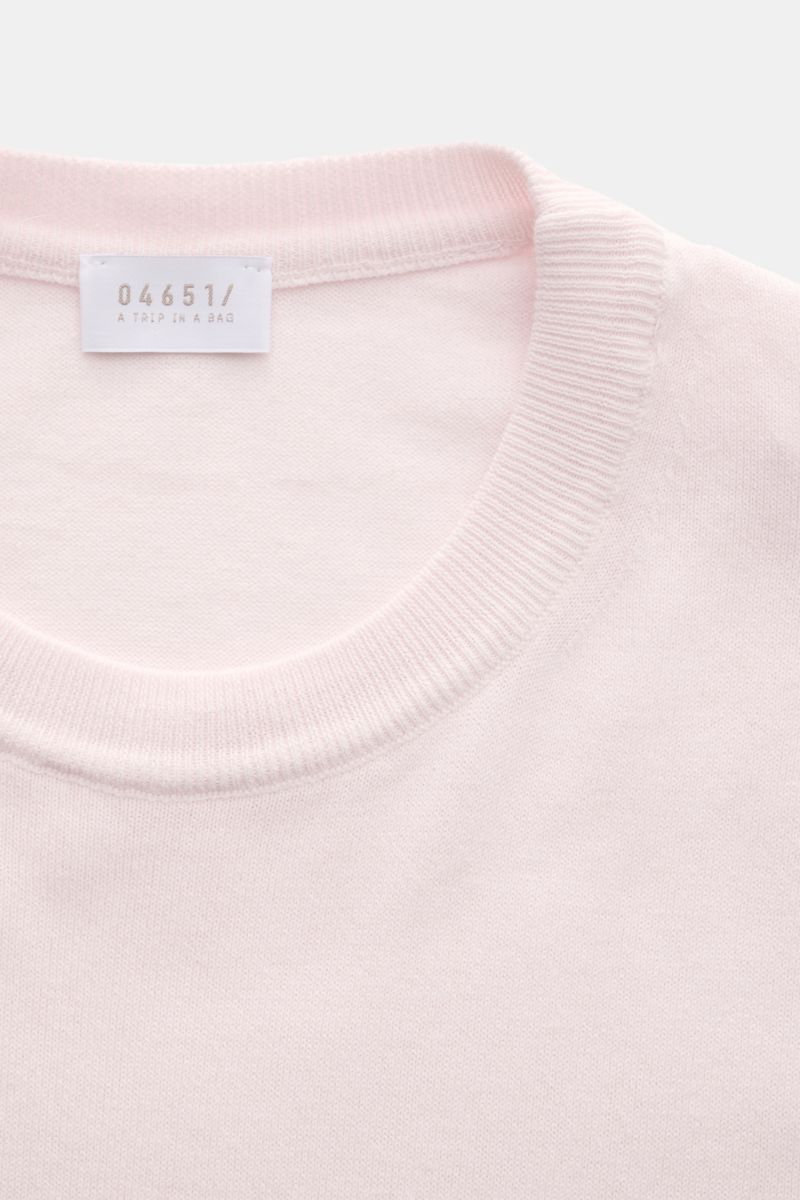Close-up front view of the neckline and label of the 04651/ A trip in a bag Kurzarmpullover 'Pima Cotton' rosé, made from fine Pima cotton with a soft touch, very fine knit, slim fit, round neckline, and flexible ribbed cuffs.